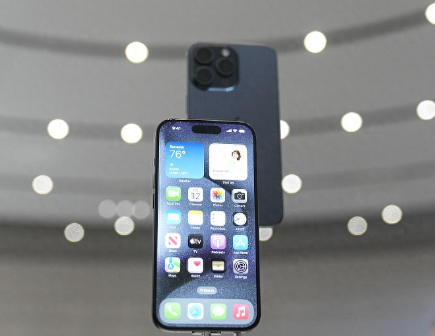 榕江Apple维修站分享买iPhone15还是华为Mate60 
